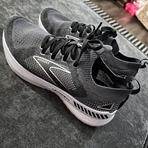 Women's brooks levitate size 8